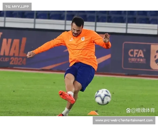 山东泰山队赛前开放15分钟踩场训练媒体拍摄 备战气氛浓厚